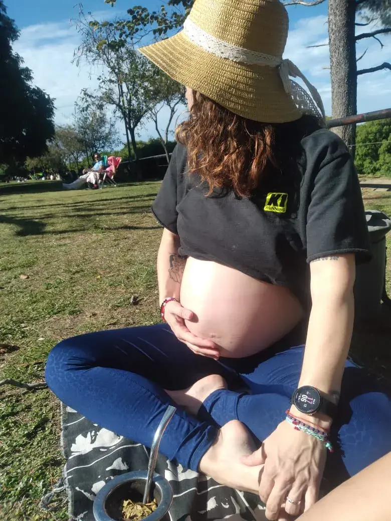 Mariana embarazada, tomando mate en el parque