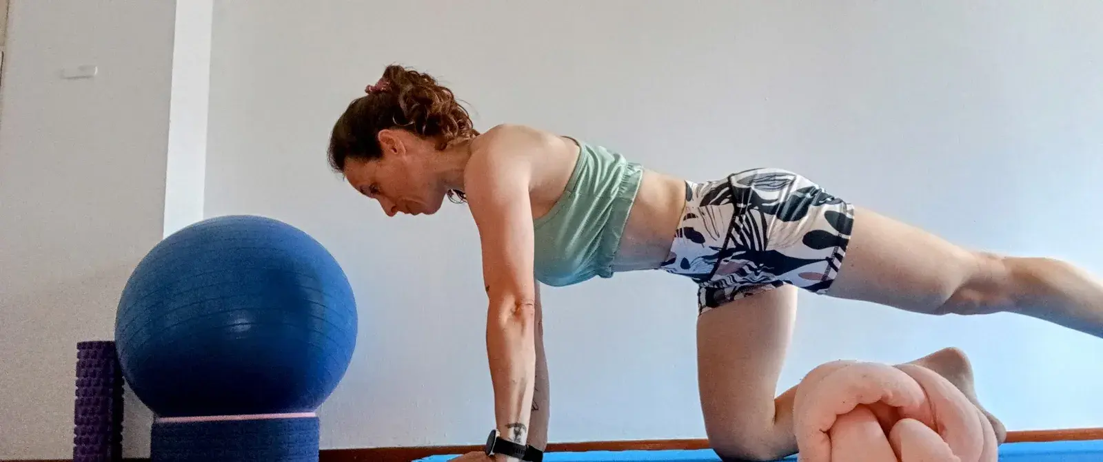 Mariana haciendo un ejercicio en la colchoneta