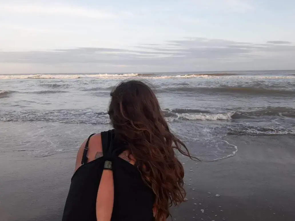 Mariana frente al mar
